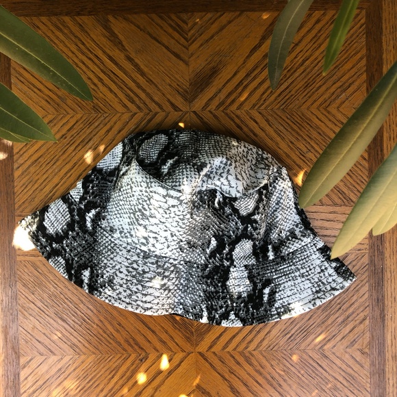 SALE 🚨 Snakeskin Reversible Cotton Bucket Hat - Picture 3 of 7